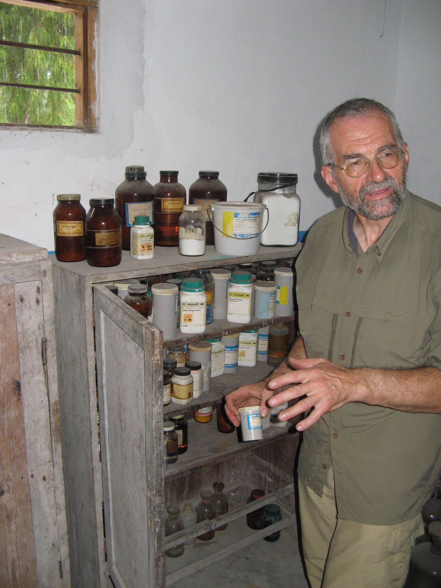 2008: Reorganisatie lab chemie in JAMBIANI SECONDARY SCHOOL